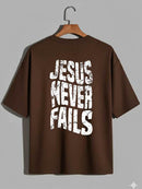 Camiseta Oversized – “Jesus Never Fails” (4 Cores Disponíveis)