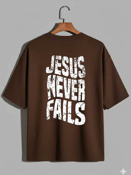 Camiseta Oversized – “Jesus Never Fails” (4 Cores Disponíveis)