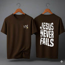 Camiseta Oversized – “Jesus Never Fails” (4 Cores Disponíveis)