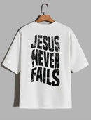 Camiseta Oversized – “Jesus Never Fails” (4 Cores Disponíveis)