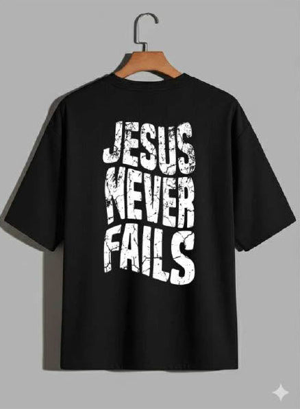 Camiseta Oversized – “Jesus Never Fails” (4 Cores Disponíveis)