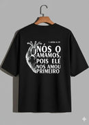 Camiseta Oversized – “Nós o Amamos Pois Ele Nos Amou” (4 Cores Disponíveis)