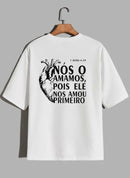 Camiseta Oversized – “Nós o Amamos Pois Ele Nos Amou” (4 Cores Disponíveis)