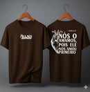 Camiseta Oversized – “Nós o Amamos Pois Ele Nos Amou” (4 Cores Disponíveis)